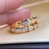 Anillo hioides estilo coreano liso forma de serpiente popular en línea TikTok venta caliente lujo ligero denso incrustado circón nicho Ins