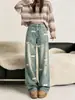 Calça jeans bordada estilo coreano para mulheres, com corte reto, cintura alta e efeito emagrecedor, projetada para o outono e inverno de 2026, com um caimento estiloso e silhueta de perna larga.