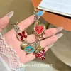 Collar gargantilla con colgante de fresa multicolor rojo y azul estilo dulce y fresco, estilo chica hot de nicho con diseño único cadena para la clavícula