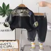 Conjunto de Duas Peças Jaqueta de Couro Patchwork Desenho Animado para Meninos para Primavera e Outono, Jaqueta Jacquard Bordada Color-Blocking com Patch de Estrela em Jeans