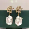 Aretes de Perlas de Agua Dulce Naturales para Mujer, Aretes de Perlas Rocosas con Forma de Cruz Estilo Gótico Cola de Pez Personalizados, Venta al por Mayor de Joyería