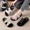 Chinelos para Uso Externo de Verão Feminino 2025 Novo Estilo Estrela Casual Fivela Macio Rasteirinhas de Uma Tira Sandálias de Praia