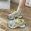 Tênis de estudante com sola grossa para mulheres, novo modelo da primavera de 2026, sapatos "dad shoes" versáteis com cadarço duplo, versão coreana de sapatos casuais retrô
