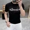 Camiseta Manga Curta com Letra de Strass Luxo Leve Masculina Gola Redonda Versátil 2026 Nova Tendência Popular Juvenil Camada Base Verão