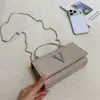 Outono 2026 Nova Moda Casual Chique Pequena Bolsa Quadrada Estilo Coreano Design de Nicho Bolsa Transversal com Corrente de Ombro