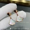 Aretes pequeños de falda para mujer, V chapados en oro rosa de 18 quilates, de lujo ligero con un toque de alta gama, con nácar blanco y ágata roja en forma de abanico