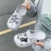 Zapatos perforados de nuevo estilo para mujer, zapatos cerrados de verano para uso en exteriores, sandalias slip-on para hombre, zapatos de playa ligeros de suela blanda, modernos para parejas