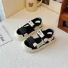 Sandálias da Moda para Meninos Verão 2026 Sapatos de Praia Infantis Versão Estudante da Moda Solado Macio Resistente ao Desgaste Esportivas Sandálias Versáteis