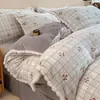 Juego de ropa de cama de cuatro piezas de terciopelo de leche tallado, edredón y juego de sábanas de forro polar coral engrosado y cálido para invierno