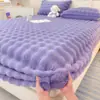 Falda de cama de felpa de conejo engrosada para invierno, juego de tres piezas de terciopelo de leche, protector de colchón para el hogar con cubierta de cama de forro polar, comercio exterior