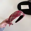 Outono e Inverno High-End Faixa de Cabelo de Esponja com Estampa Xadrez Vermelha de Aba Larga Versátil Retrô Faixa de Cabelo de Alta Pressão Grampo de Cabelo Acessórios de Cabelo
