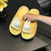 Novas Sandálias de Banho Domésticas Simples de Verão Antiderrapantes de Eva para Casal, Venda por Atacado