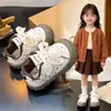 Sapatos internos para meninas para o jardim de infância, nova coleção outono 2026, design do gato KT, anti-impacto, leves e adequados para bebês que estão aprendendo a andar