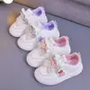 Zapatillas para Niña Dibujo Animado Cereza Zapatos Blancos Perla Zapatos Deportivos Infantiles Modelo Nuevo 2026 Velcro para Niña Superficie de Cuero