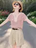 Blusa de tricô oca listrada doce estilo coreano para mulheres, super estilosa para o verão, decote V, casual, versátil, blusa leve de manga curta