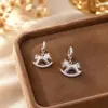 Lindos Pendientes Colgantes de Caballo Mecedora con Acabado Metálico Martillado, Diseño Simple y Dinámico, Creando Accesorios para Orejas Suaves y Femeninos