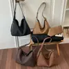 Bolsa tote de couro macio trançado estilo coreano de alta qualidade para mulheres, nova coleção 2026, com design descontraído e casual, adequada para usar no ombro ou transversal.