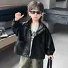 Chaqueta de Cuero para Niños 2026 Nuevo Estilo Guapo Ropa de Primavera/Otoño Estilo Coreano Chaqueta de Niño Top Cuello Alto Cuero PU Moderno Genial Guapo