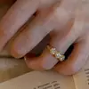 Anillo de Cruz con Circonita Dorada para Mujer Diseño Europeo Americano Anillo para Dedo Índice Lujo Ligero Sentido de Alta Gama Simple Joyería de Mano Sentido de Diseño Nicho