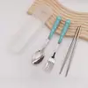 Venta al por mayor de fábrica creativa de dibujos animados para niños juego de cubiertos de tres piezas de acero inoxidable tenedor cuchillo cuchara juego de cubiertos portátil