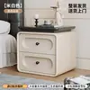 Mesita de Noche Estilo Vintage Crema Madera Maciza Ultradelgada Modelo Nuevo 2026 Gabinete de Almacenamiento Pequeño de Noche para Dormitorio del Hogar de Gama Alta
