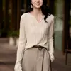 Camisa base de tricô canelado com decote V elegante e sofisticada para mulheres, nova moda versátil de emagrecimento para primavera e outono de 2026