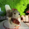 Adornos navideños de animales hechos a mano, zorro, ardilla y erizo tejidos con piñas y paja, arreglos de mesa festivos