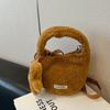 Bolsa de pelúcia de inverno estilo coreano feminina 2024 nova bolsa de nicho da moda bolsa de axila fofa bolsa de balde portátil para meninas