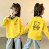 Camiseta de manga longa 100% algodão para meninas, nova para primavera e outono, para crianças de meia-idade e mais velhas, top casual versátil com desenho, camiseta estilosa infantil para usar como base