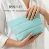 2026 Nuevo Estilo Bolsa Nube Esponjosa Algodón Acolchado Brillante Bolsa de Maquillaje para Mujer Nicho de Viaje Bolsa Impermeable para Almacenamiento de Artículos de Tocador