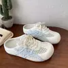 Novidade Verão e Primavera 2026 Estilo Ins Coreano Retro Chinelos Slip-On de Solado Macio com Elevação Interna de Altura e Bico Fechado