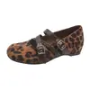 Sapatos Mary Jane retrô com estampa de leopardo estilo francês para mulheres, coleção de outono 2026, apresentando tiras cruzadas, bico baixo e bico redondo, criando um visual elegante e estiloso