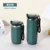 Caneca de café estilosa e prática em aço inoxidável com design de alça para pendurar, perfeita para manter as bebidas quentes ou frias, e ideal para o escritório, deslocamento ou uso no carro.