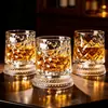 Copo de uísque de cristal giratório em formato de estrela, um design elegante e luxuoso com base de cristal, perfeito para aliviar o estresse e apreciar destilados.