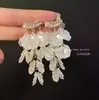 Aretes tipo brazalete largo de conchas y flecos estilo vacación en la playa para mujeres sin perforaciones, lujo ligero, alta gama, aretes de nicho, accesorios de oreja exagerados