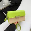 Bolso Cuadrado Pequeño de Color Contrastante con Texto para Mujer 2025 Nuevo Bolso de Axila Versátil Casual Bolso de Hombro Portátil del Estilista Bolso Cruzado