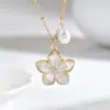 Colar de florzinha estilo Ins de luxo leve para mulheres, colar com pingente de pérola, joia coreana simples e fashion, de temperamento doce