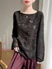 Blusa redonda com recorte floral tridimensional e textura transparente, modeladora e versátil, adequada para usar em camadas ou sozinha, perfeita para um look suave e elegante no trabalho