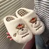 Chinelos de casa de urso de desenho animado squishy para mulheres 2026 novos chinelos de algodão quentes de pelúcia antiderrapantes internos para homens