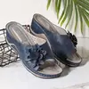 Comercio exterior talla grande 2026 verano nuevo estilo sandalias de plataforma con tacón de cuña, chanclas florales de punta abierta con costuras y diseño hueco para mujer, sandalias casuales