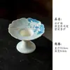 Incensário de porcelana azul e branca pintado à mão com design de lótus, apresentando um suporte alto para evitar a queda de cinzas, adequado para incensos estilo chinês, mesas de chá e arranjos de incenso