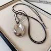 Colar Pingente Metálico em Forma de U com Acabamento de Luxo, Corrente para Suéter Retrátil Resistente, Joia Fashion de Temperamento Levemente Luxuoso para Mulheres, Design Geométrico