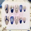 30 piezas de uñas postizas de tamaño completo con diseño de gelatina de leche de arándano, forma de almendra corta, con arte de uñas pintado a mano de florcitas pequeñas con lunares azul leche, dulce y fresco para chicas dulces