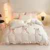 Nuevo juego de ropa de cama de cuatro piezas de estilo princesa de terciopelo de leche de alta gama 2026, con un diseño engrosado y cálido de forro polar coral para el invierno