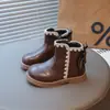 Botines para Niña Otoño/Invierno 2026 Estilo Nuevo Botas Infantiles Zapatos de Piel Tesoro Pequeño Botas de Princesa Botas de Martens con Forro de Felpa para Niña
