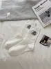 Nuevos calcetines versátiles de estilo coreano para primavera y otoño para mujer, calcetines casuales de algodón con bordados lindos, calcetines de media pantorrilla, calcetines simples retro de estilo japonés Zhuji