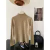 Top básico de punto suave y flexible de manga larga en color liso para mujer, adecuado para otoño e invierno, con diseño de cuello medio, ideal para usar en capas