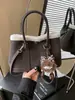 Comercio Exterior Transfronterizo Otoño e Invierno 2025 Nuevo Estilo Bolso de Mano de Alta Gama y Bolso Cruzado con Combinación Retro de Gamuza y Lana de Cordero