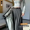 Foto real de traje de mujer de alta gama con caída, pantalones de pierna ancha para otoño 2026, con cinturón, cintura alta, plisados, adelgazantes, de pierna recta, hasta el suelo