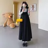 Ropa de maternidad para primavera y otoño de 2026, nuevo conjunto de dos piezas con camiseta básica de manga larga de lunares y falda pantalón con tirantes negra, atuendo adelgazante y que disimula el abdomen